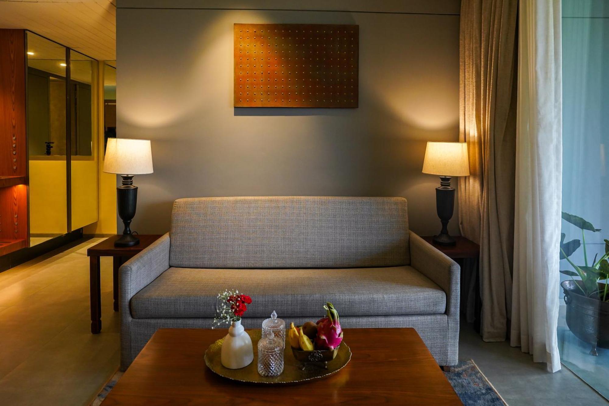 Radisson Resort And Spa Lonavala Dış mekan fotoğraf A sofa in a hotel room