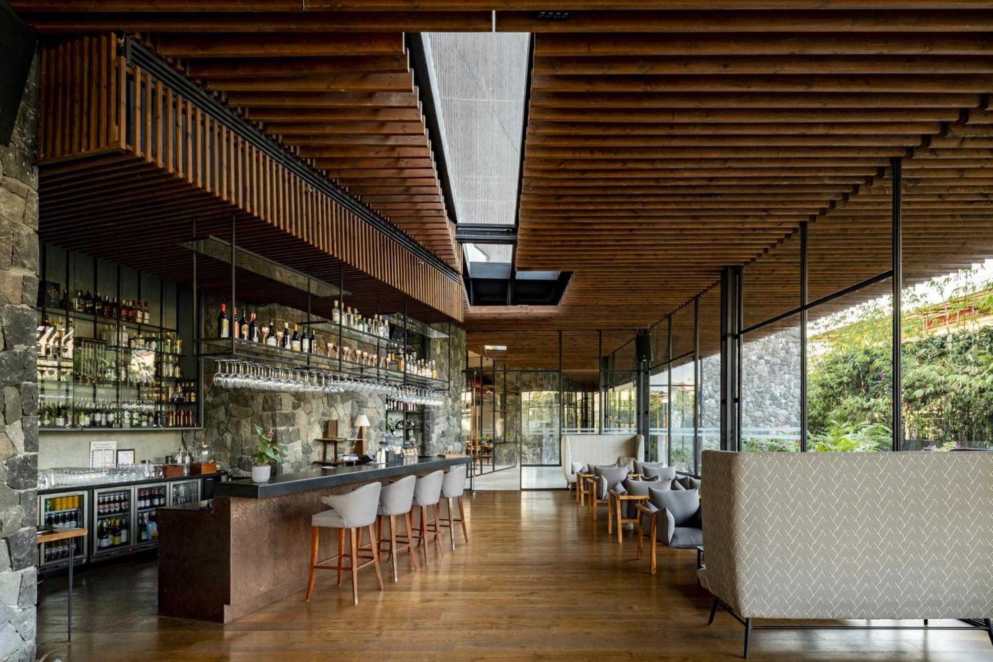 Radisson Resort And Spa Lonavala Dış mekan fotoğraf Restaurant interior