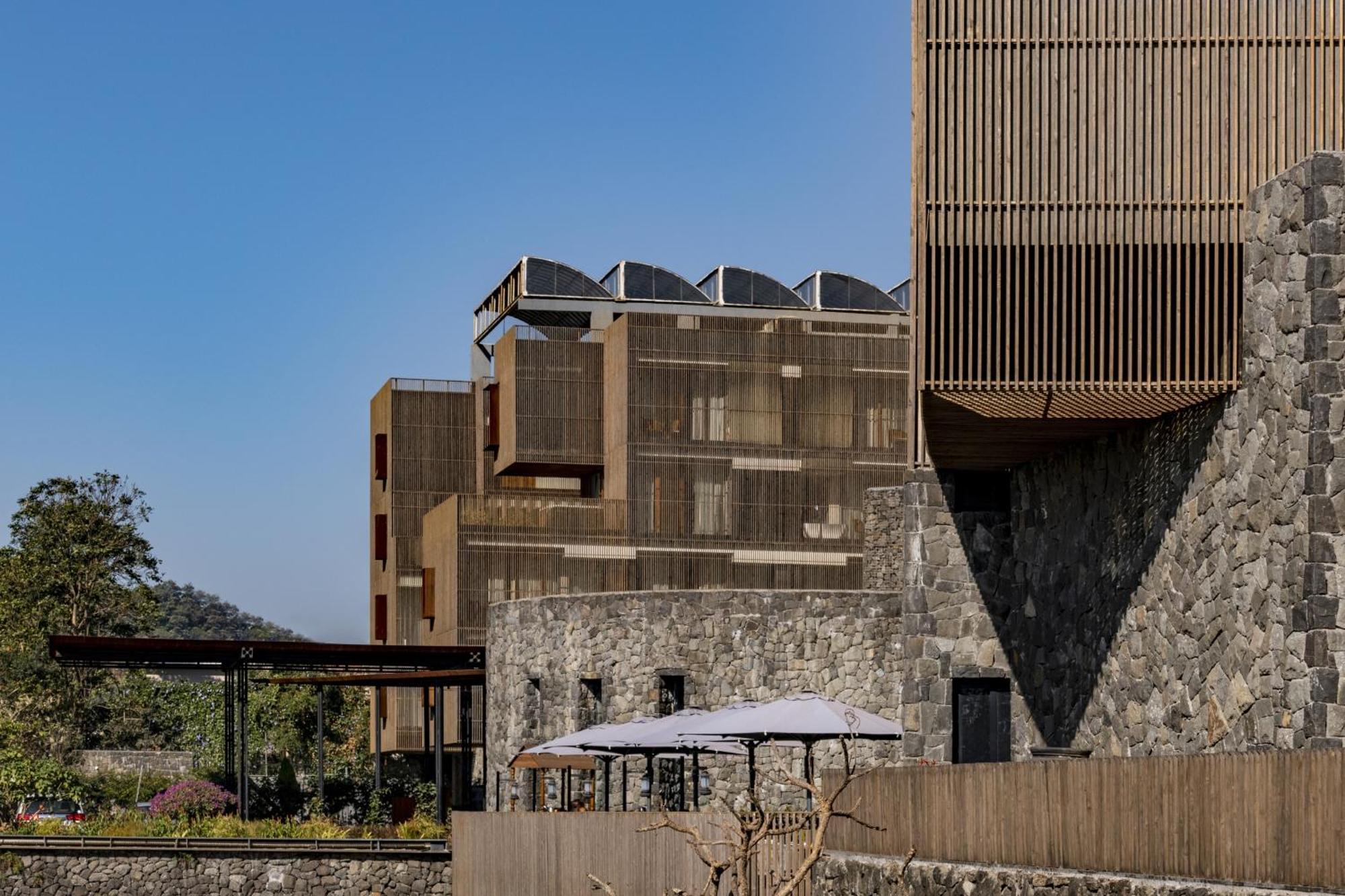 Radisson Resort And Spa Lonavala Dış mekan fotoğraf The hotel's main building