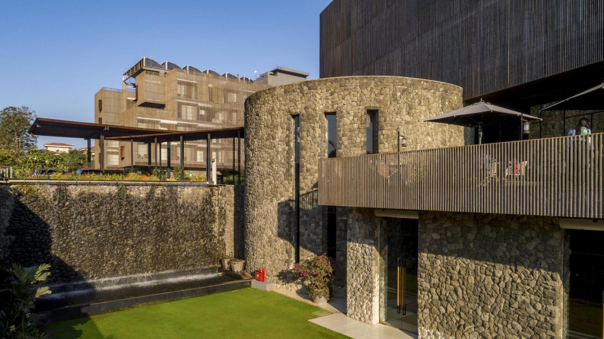Radisson Resort And Spa Lonavala Dış mekan fotoğraf The hotel's exterior