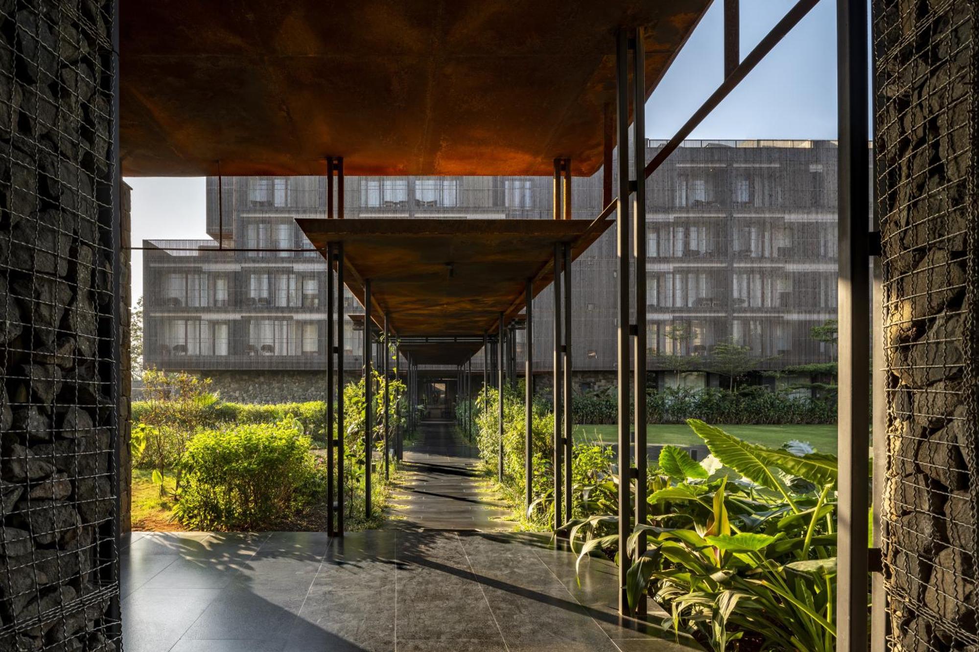 Radisson Resort And Spa Lonavala Dış mekan fotoğraf The main entrance of the hotel