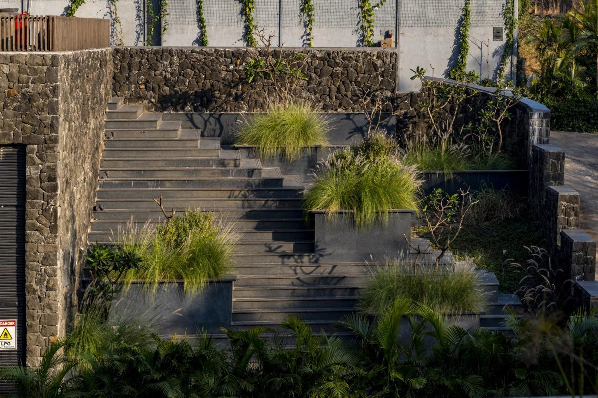 Radisson Resort And Spa Lonavala Dış mekan fotoğraf The steps