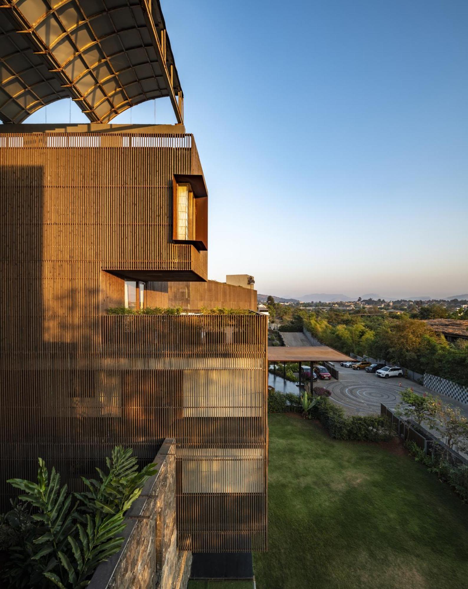 Radisson Resort And Spa Lonavala Dış mekan fotoğraf The building's exterior