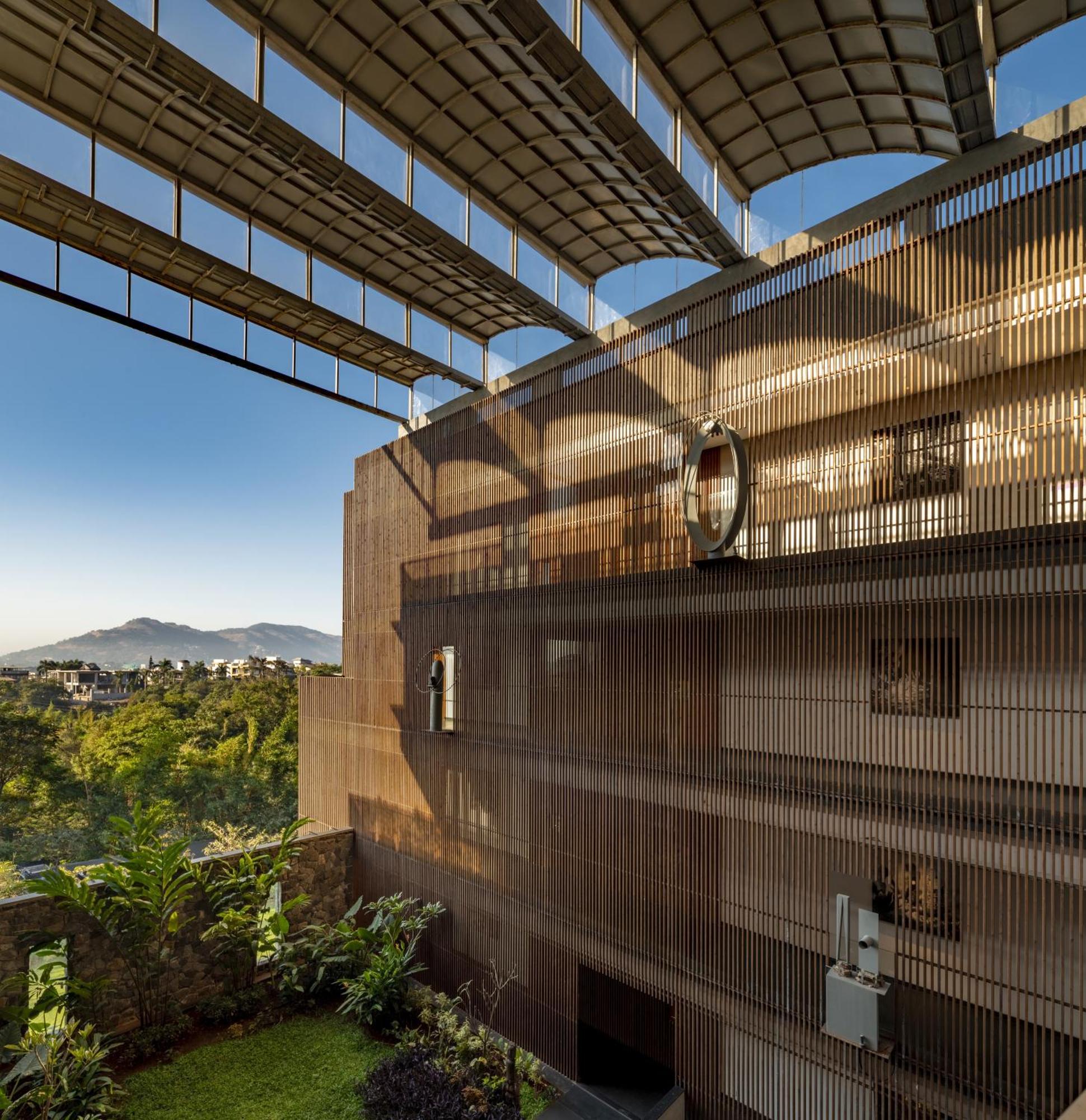 Radisson Resort And Spa Lonavala Dış mekan fotoğraf The building's facade