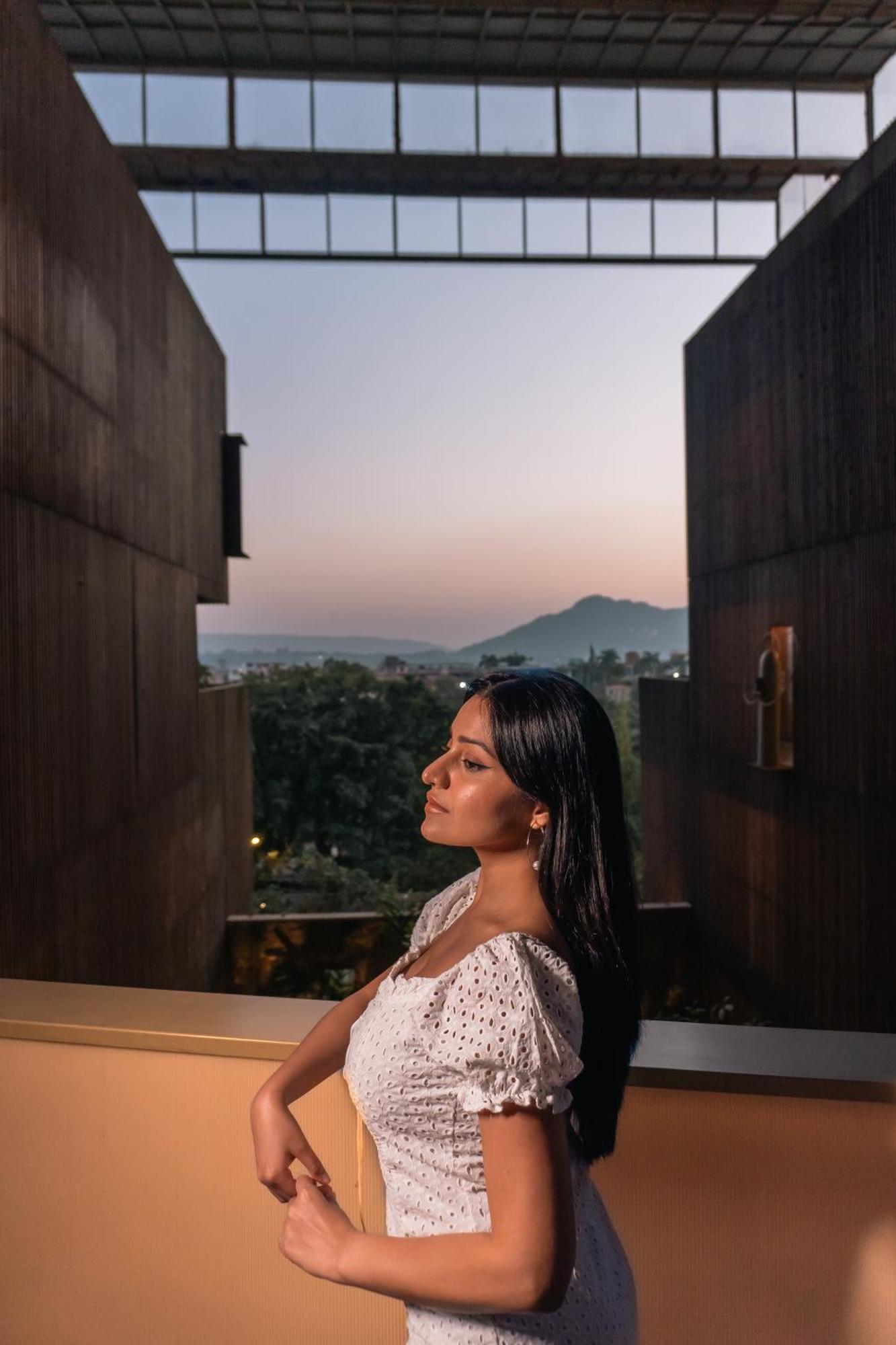 Radisson Resort And Spa Lonavala Dış mekan fotoğraf A woman in contemplation