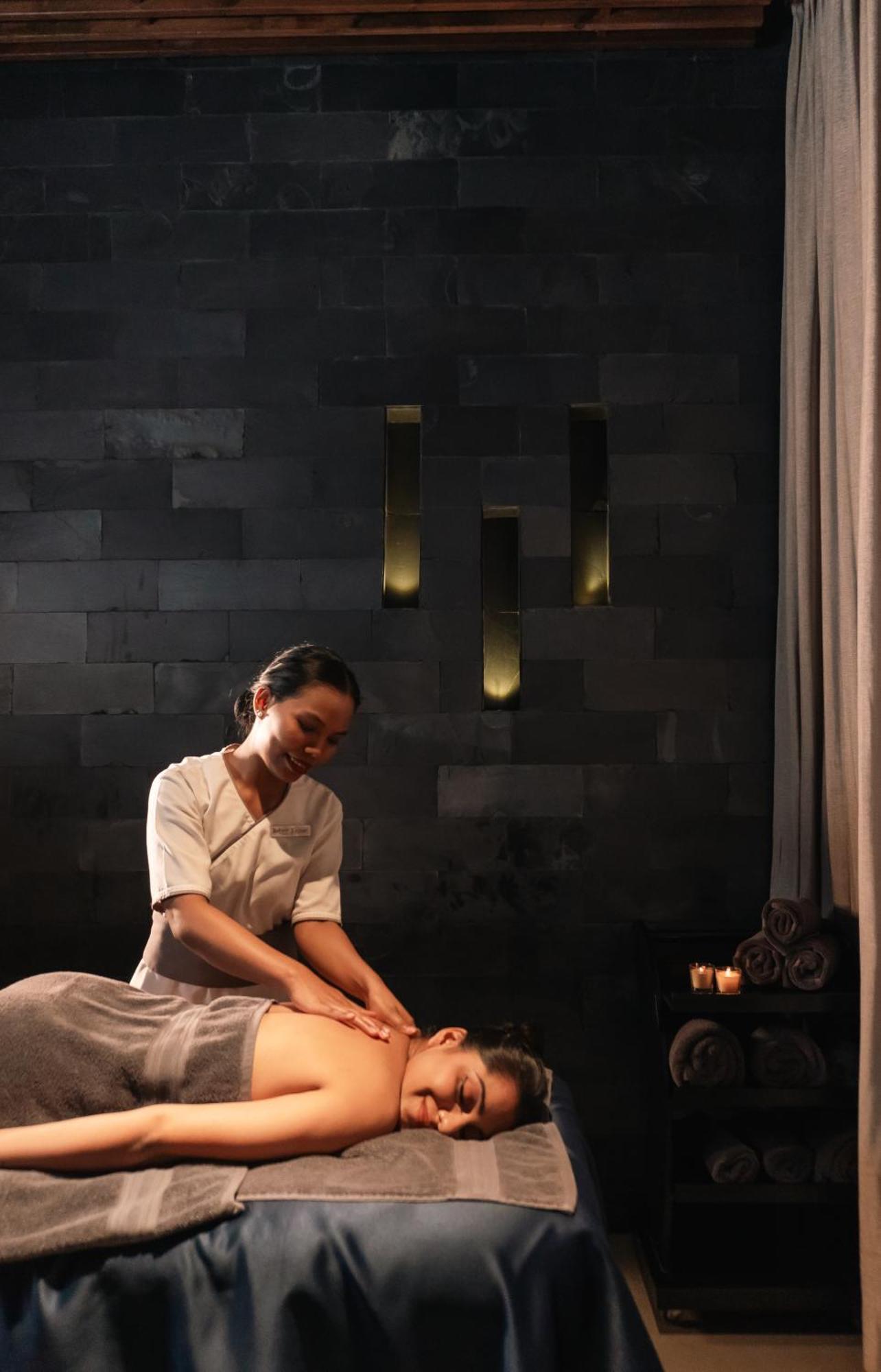 Radisson Resort And Spa Lonavala Dış mekan fotoğraf A spa treatment